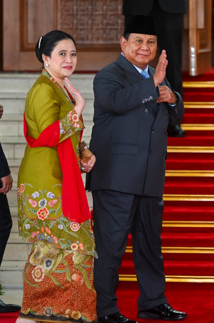 Presiden Prabowo Subianto (kanan) didampingi Ketua DPR Puan Maharani (kiri) melam,baikan tangan saat menghadiri Sidang Paripurna DPR Pembukaan Masa Persidangan I Tahun Sidang 2025-2026 di Kompleks Parlemen, Senayan, Jakarta, Jumat (15/8/2025). Presiden Prabowo Subianto akan menyampaikan pidato kenegaraan dalam rangka Penyampaian Pengantar/Keterangan Pemerintah atas Rancangan Undang-Undang (RUU) tentang Anggaran Pendapatan dan Belanja Negara (APBN) Tahun Anggaran 2026 beserta Nota Keuangannya. ANTARA FOTO/Rivan Awal Lingga