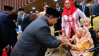 Tak hanya menyalami para mantan Wakil Presiden, Prabowo juga menghampiri istri dari mantan Presiden Abdurrahman Wahid (Gus Dur), Sinta Nuriyah. Prabowo menyalami Sinta yang tengah duduk di kursinya. Foto: (Muchlis Jr - Biro Pers Sekretariat Presiden)