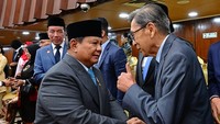 Prabowo juga menyalami mantan Wakil Presiden Boediono. Boediono juga mengancungkan jempol kepada SBY. (Muchlis Jr - Biro Pers Sekretariat Presiden)