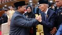 Selain mantan presiden, para mantan Wakil Presiden juga hadir. Prabowo kemudian menghampiri mantan Wakil Presiden Try Sutrisno yang hadir. Prabowo langsung menyalaminya. Foto: (Muchlis Jr - Biro Pers Sekretariat Presiden)