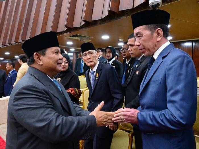 Presiden Prabowo Subianto menyalami Jokowi hingga SBY di Sidang Tahunan MPR RI, Jumat (15/8/2025)