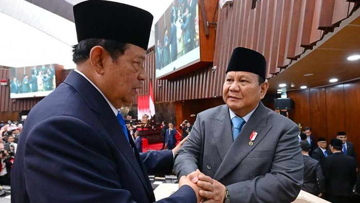Presiden Prabowo Subianto menyalami Jokowi hingga SBY di Sidang Tahunan MPR RI, Jumat (15/8/2025)