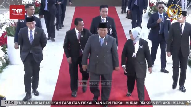 Presiden Prabowo Subianto tiba untuk menghadiri Sidang Tahunan 2025 di Gedung MPR/DPR RI, Jakarta, Jumat (15/8/2025). (Tangkapan Layar Youtube/DPR RI)
