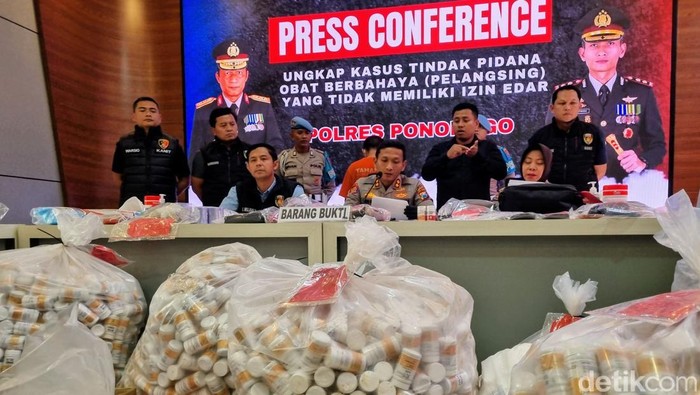 Press realease ruko produksi obat pelangsing ilegal di Ponorogo