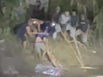 Momen Dramatis Warga Evakuasi Pria Tewas Diterkam Buaya di Sungai Wajo