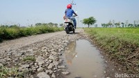 Jalan dengan panjang sekitar 500 meter di Dusun Sambigelar ini mengalami rusak total. Lebar jalan ini sekitar 6 meter, tapi hanya sekitar 3 meter yang diaspal.