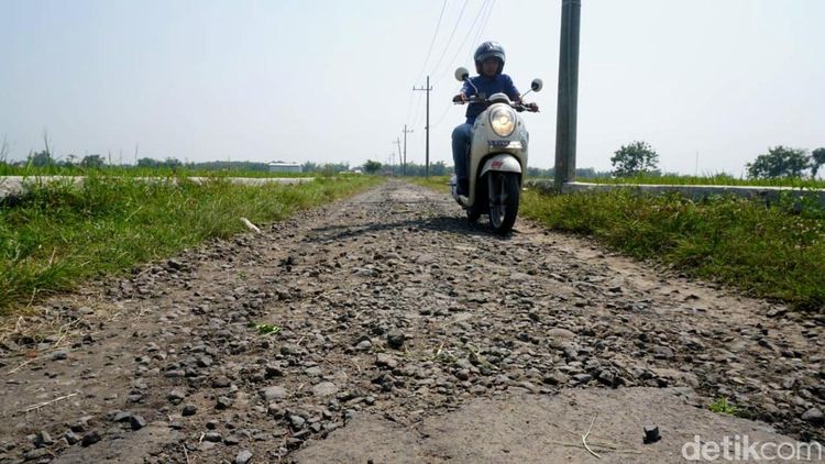 Potret Jalan Desa di Jombang Rusak