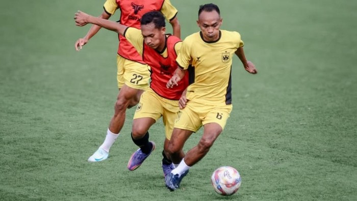 Skuad PSIS saat menjalani internal game di lapangan kick off POJ, Semarang.