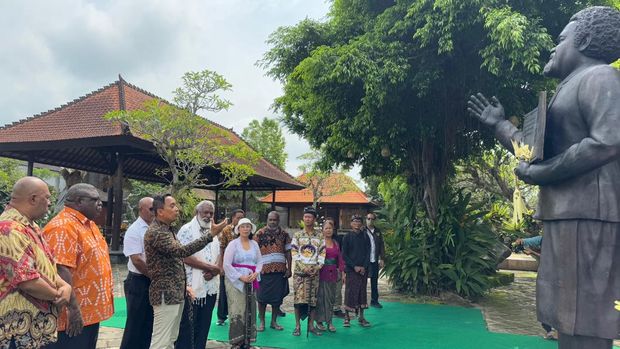 Putu Supadma Rudana menghadiri peresmian patung Sir Michael Thomas Somare. (Dok. ist)