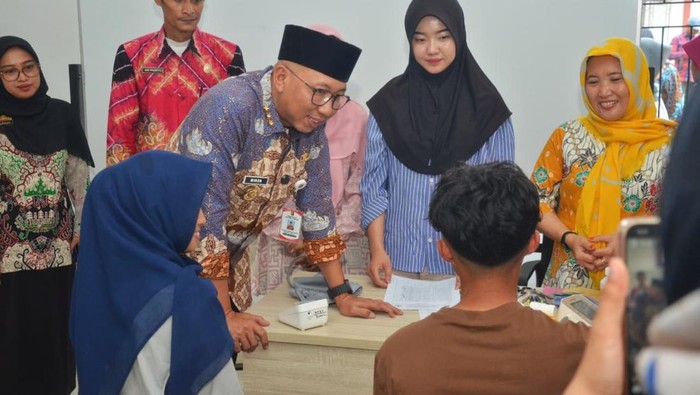 Rahmat Mirzani Djausal meninjau langsung hari pertama masuk asrama bagi siswa SRMA 32 Lampung Selatan.