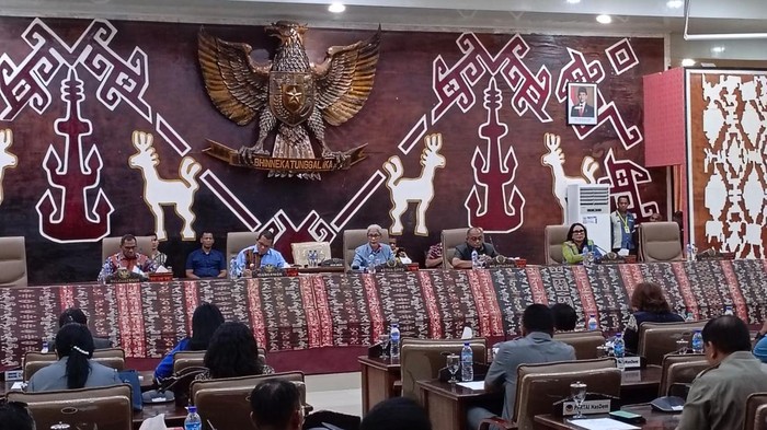 Rapat paripurna di Gedung DPRD NTT, Jumat (15/8/2025). (Simon Selly/detikBali)