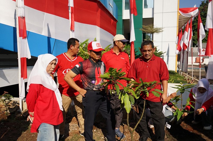 Ribuan Aparatur Sipil Negara (ASN) dan pegawai Badan Usaha Milik Daerah (BUMD) di Kabupaten Bogor melakukan penanaman pohon serentak, Jumat (15/8).