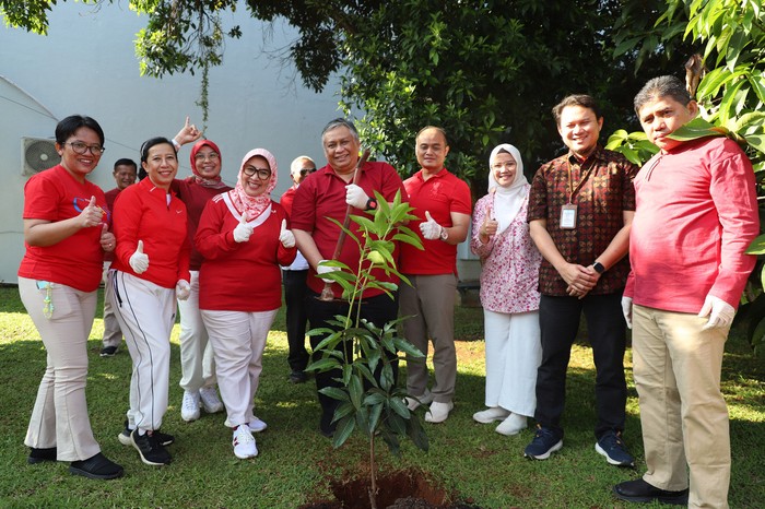 Ribuan Aparatur Sipil Negara (ASN) dan pegawai Badan Usaha Milik Daerah (BUMD) di Kabupaten Bogor melakukan penanaman pohon serentak, Jumat (15/8).