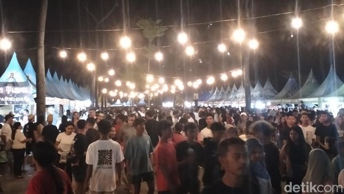 Ribuan pengunjung meramaikan pameran UMKM pada malam terakhir Festival Golo Koe Maria Assumpta Nusantara tahun 2025 di Waterfront City Labuan Bajo, Manggarai Barat, NTT, Jumat (15/8/2025) malam. (Ambrosius Ardin)