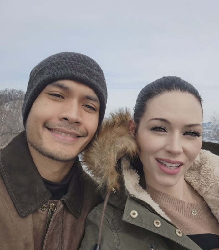 Romantisnya Randy Pangalila Ajak Istri Makan di Resto hingga Cicip Jamu