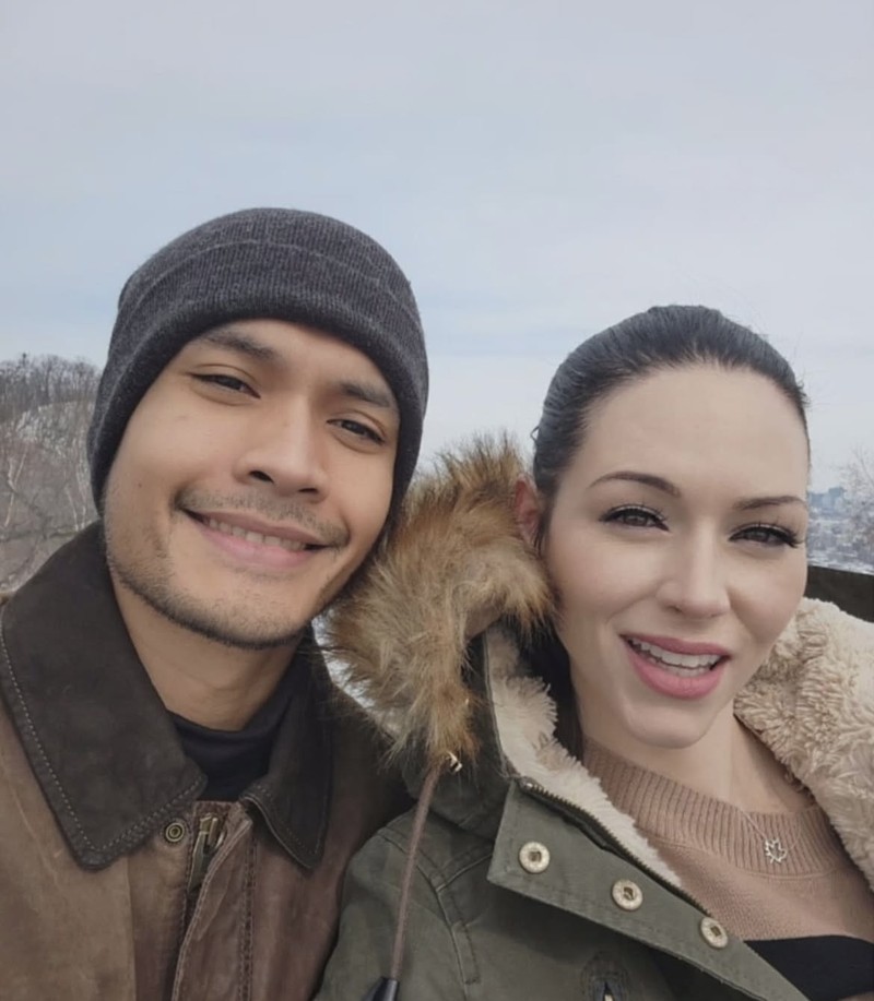 Romantisnya Randy Pangalila Ajak Istri Makan di Resto hingga Cicip Jamu