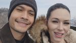 Romantisnya Randy Pangalila Ajak Istri Makan di Resto hingga Cicip Jamu