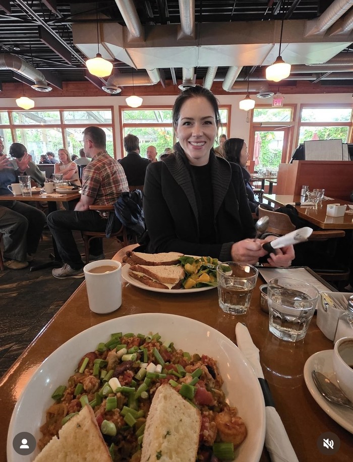 Romantisnya Randy Pangalila Ajak Istri Makan di Resto hingga Cicip Jamu Romantisnya Randy Pangalila Ajak Istri Makan di Resto hingga Cicip Jamu