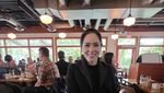 Romantisnya Randy Pangalila Ajak Istri Makan di Resto hingga Cicip Jamu