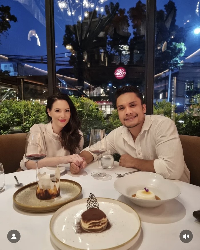 Romantisnya Randy Pangalila Ajak Istri Makan di Resto hingga Cicip Jamu Romantisnya Randy Pangalila Ajak Istri Makan di Resto hingga Cicip Jamu