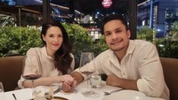 Tahun lalu aktor yang hobi olahraga seni bela diri ini juga merayakan ulang tahun istrinya di sebuah restoran. Perayaan makan-makan ulang tahun itu ditutup dengan 3 macam dessert menggiurkan. Foto: Instagram @randpunk