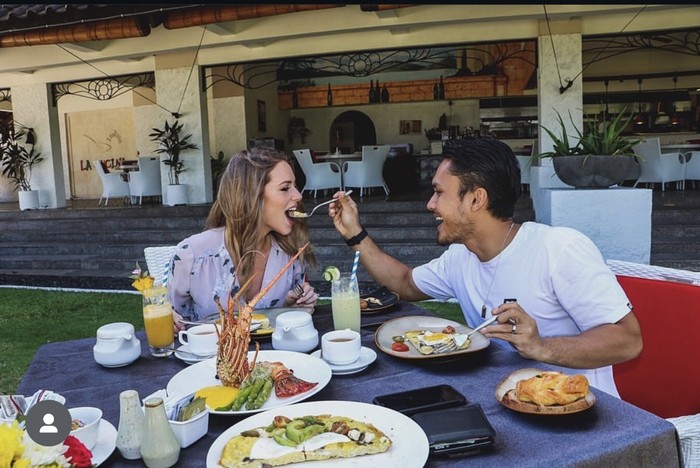 Romantisnya Randy Pangalila Ajak Istri Makan di Resto hingga Cicip Jamu Romantisnya Randy Pangalila Ajak Istri Makan di Resto hingga Cicip Jamu