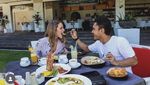 Romantisnya Randy Pangalila Ajak Istri Makan di Resto hingga Cicip Jamu