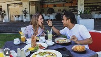 Ketika menginap di salah satu hotel Bali, pria 34 tahun itu menikmati hidangan lezat. Ada pizza, pastry, sampai olahan lobster yang terlihat lezat. Foto: Instagram @randpunk