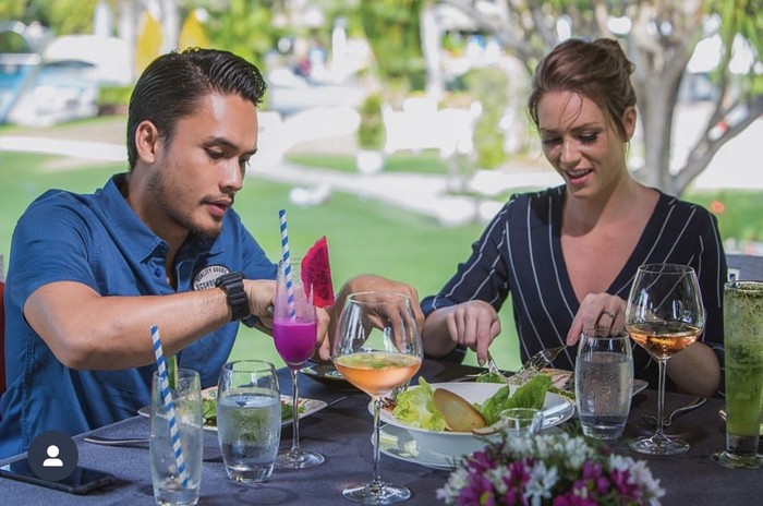 Romantisnya Randy Pangalila Ajak Istri Makan di Resto hingga Cicip Jamu Romantisnya Randy Pangalila Ajak Istri Makan di Resto hingga Cicip Jamu