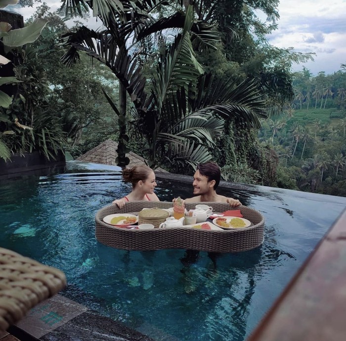 Romantisnya Randy Pangalila Ajak Istri Makan di Resto hingga Cicip Jamu Romantisnya Randy Pangalila Ajak Istri Makan di Resto hingga Cicip Jamu