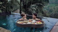 Momen romantis keduanya tak berhenti di situ. Pria yang menikahi wanita Kanada itu juga sempat menikmati floating breakfast bersama istri. Berbagai hidangan lezat siap mereka santap. Foto: Instagram @randpunk