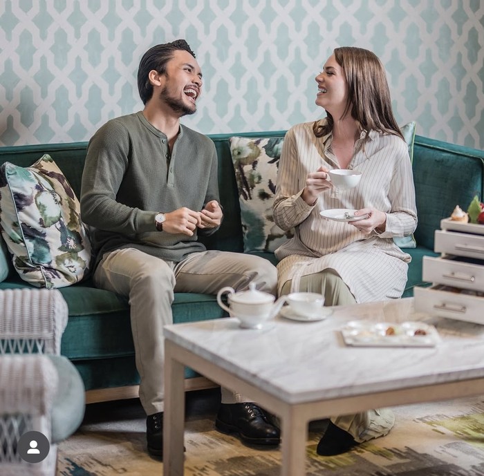 Romantisnya Randy Pangalila Ajak Istri Makan di Resto hingga Cicip Jamu Romantisnya Randy Pangalila Ajak Istri Makan di Resto hingga Cicip Jamu