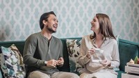 Gemas! Pemain film ‘Oh Baby’ itu sedang santai menikmati teh sore bersama istrinya, Chelsey. Tak hanya teh, kudapan ringan juga tersaji di meja mereka. Foto: Instagram @randpunk