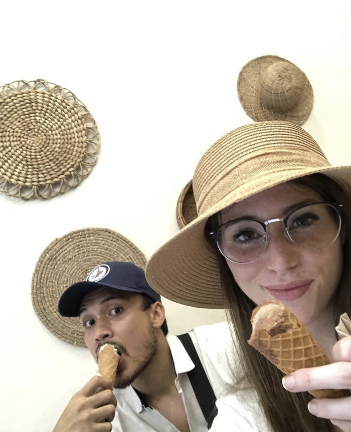 Romantisnya Randy Pangalila Ajak Istri Makan di Resto hingga Cicip Jamu Romantisnya Randy Pangalila Ajak Istri Makan di Resto hingga Cicip Jamu