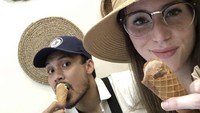Tampaknya bapak Blair Willow itu senang menikmati es krim. Ia pun membagikan foto ketika menikmati es krim cone bersama istrinya. Foto: Instagram @randpunk