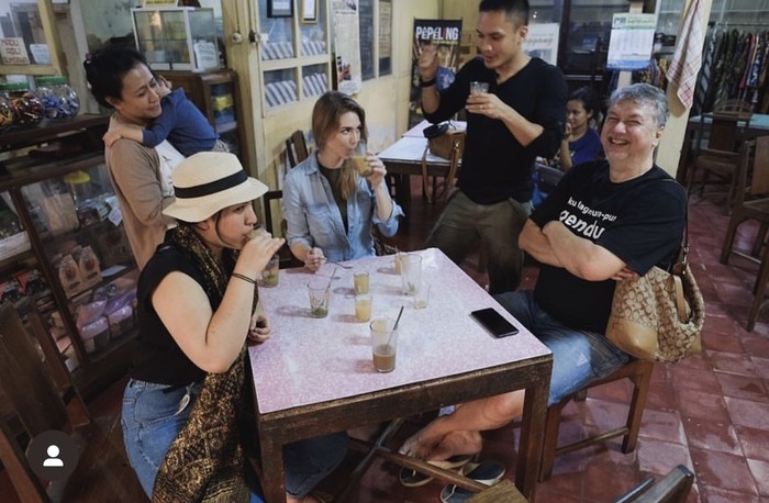 Romantisnya Randy Pangalila Ajak Istri Makan di Resto hingga Cicip Jamu Romantisnya Randy Pangalila Ajak Istri Makan di Resto hingga Cicip Jamu