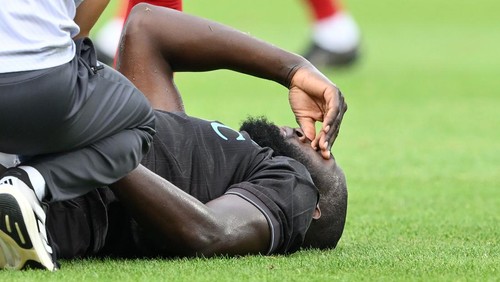 CASTEL DI SANGRO, ITALY - AUGUST 14: Romelu Lukaku of Napoli lies on the pitch after being injured during the pre-season friendly match between Napoli and Olympiacos at Stadio Teofilo Patini on August 14, 2025 in Castel di Sangro, Italy. (Photo by Giuseppe Bellini/Getty Images)