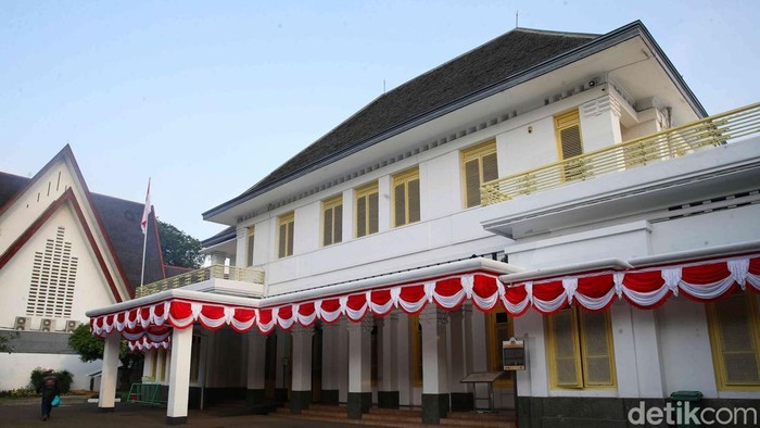 Museum Perumusan Naskah Proklamasi berdiri anggun di kawasan Menteng, Jakarta Pusat. Bangunan ini masih mempertahankan gaya arsitektur Eropa abad ke-20.