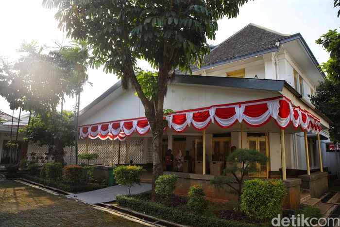 Museum Perumusan Naskah Proklamasi berdiri anggun di kawasan Menteng, Jakarta Pusat. Bangunan ini masih mempertahankan gaya arsitektur Eropa abad ke-20.