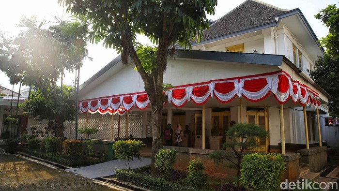 Museum Perumusan Naskah Proklamasi berdiri anggun di kawasan Menteng, Jakarta Pusat. Bangunan ini masih mempertahankan gaya arsitektur Eropa abad ke-20.