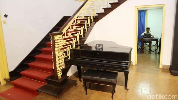 Museum Perumusan Naskah Proklamasi berdiri anggun di kawasan Menteng, Jakarta Pusat. Bangunan ini masih mempertahankan gaya arsitektur Eropa abad ke-20.