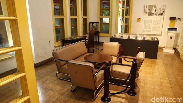 Museum Perumusan Naskah Proklamasi berdiri anggun di kawasan Menteng, Jakarta Pusat. Bangunan ini masih mempertahankan gaya arsitektur Eropa abad ke-20.