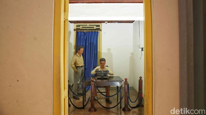 Museum Perumusan Naskah Proklamasi berdiri anggun di kawasan Menteng, Jakarta Pusat. Bangunan ini masih mempertahankan gaya arsitektur Eropa abad ke-20.