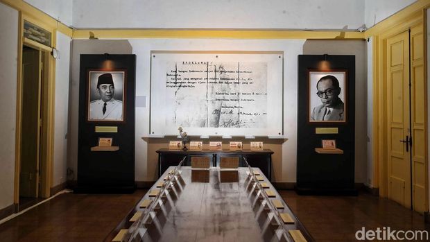 Museum Perumusan Naskah Proklamasi berdiri anggun di kawasan Menteng, Jakarta Pusat. Bangunan ini masih mempertahankan gaya arsitektur Eropa abad ke-20.