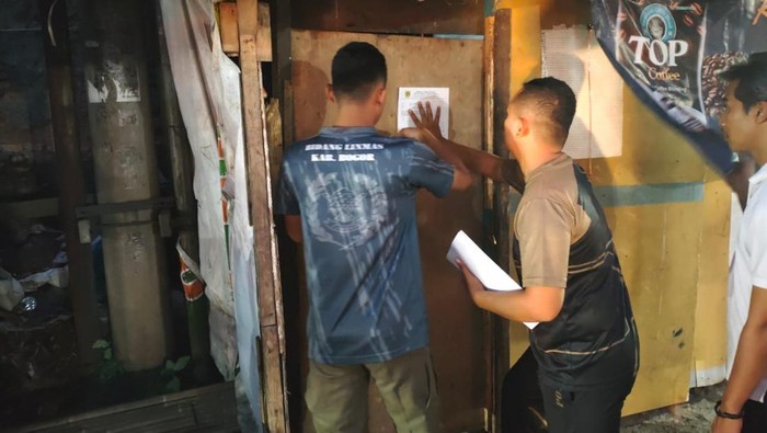 Satpol PP Bogor mulai tempel pemberitahuan pembongkaran di bangunan liar di Citeureup (dok. Istimewa)