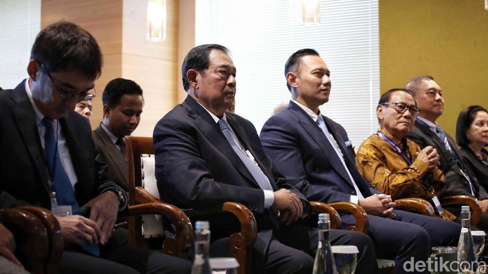 Presiden Ke - 6 Republik Indonesia Susilo Bambang Yudhoyono dan Menteri Koordinator Infrastruktur dan pembangunan Agus Harimurti Yudhyono hadir dalam acara  Forum Peringatan 20 Tahun Perjanjian Damai Aceh di Jakarta, Jumat (15/8/2025).