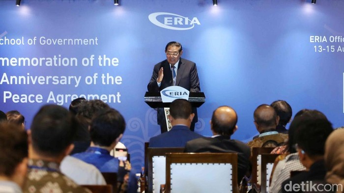 SBY dan AHY Bersama Tokoh Nasional Peringati 20 Tahun Perdamaian Aceh Presiden Ke - 6 Republik Indonesia Susilo Bambang Yudhoyono dan Menteri Koordinator Infrastruktur dan pembangunan Agus Harimurti Yudhyono hadir dalam acaraΒ Forum Peringatan 20 Tahun Perjanjian Damai Aceh di Jakarta, Jumat (15/8/2025).