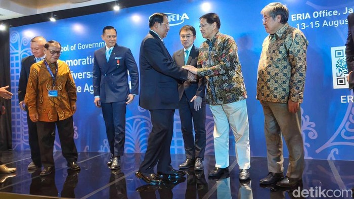 Presiden Ke - 6 Republik Indonesia Susilo Bambang Yudhoyono dan Menteri Koordinator Infrastruktur dan pembangunan Agus Harimurti Yudhyono hadir dalam acara  Forum Peringatan 20 Tahun Perjanjian Damai Aceh di Jakarta, Jumat (15/8/2025).