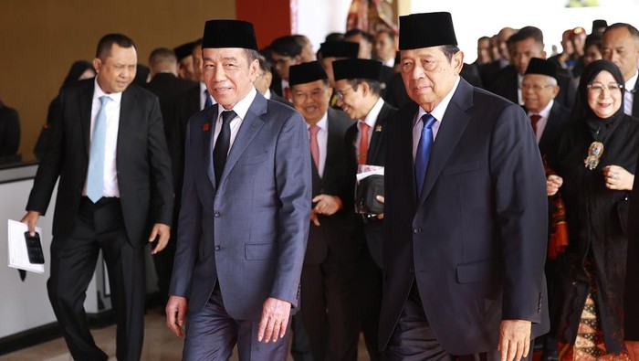 Presiden keenam RI Susilo Bambang Yudhoyono (kanan) dan Presiden ketujuh RI Joko Widodo (kedua kiri) tiba untuk mengikuti Sidang Tahunan MPR RI dan Sidang Bersama DPR-DPD RI Tahun 2025 di Gedung Nusantara, Kompleks Parlemen, Jakarta, Jumat (15/8/2025). ANTARAFOTO/Dhemas Reviyanto/app/rwa.