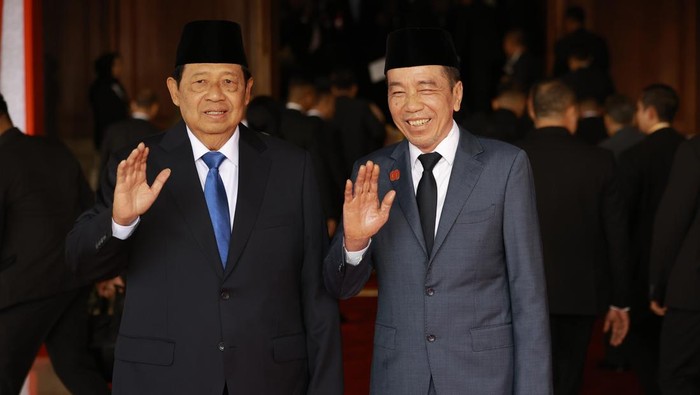 SBY-Jokowi Datang Barengan di Sidang Tahunan MPR Presiden keenam RI Susilo Bambang Yudhoyono (kanan) dan Presiden ketujuh RI Joko Widodo (kedua kiri) tiba untuk mengikuti Sidang Tahunan MPR RI dan Sidang Bersama DPR-DPD RI Tahun 2025 di Gedung Nusantara, Kompleks Parlemen, Jakarta, Jumat (15/8/2025). ANTARAFOTO/Dhemas Reviyanto/app/rwa.